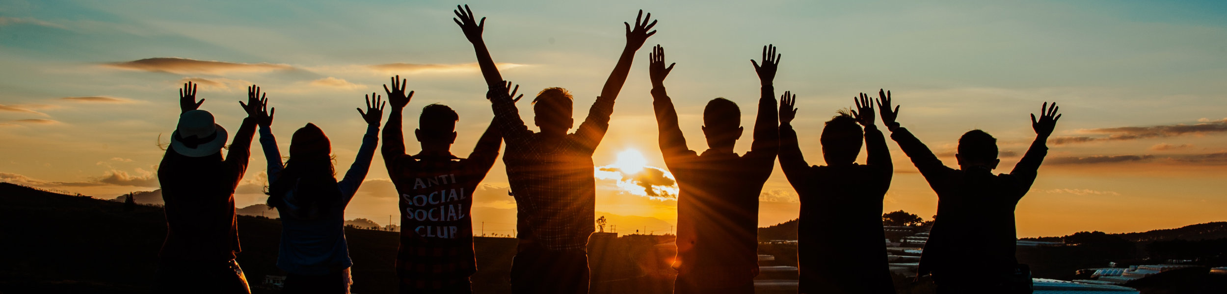 Teenager feiern den Sonnenuntergang