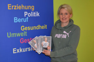 Frau Stückerjürgen präsentiert das neue Magazin