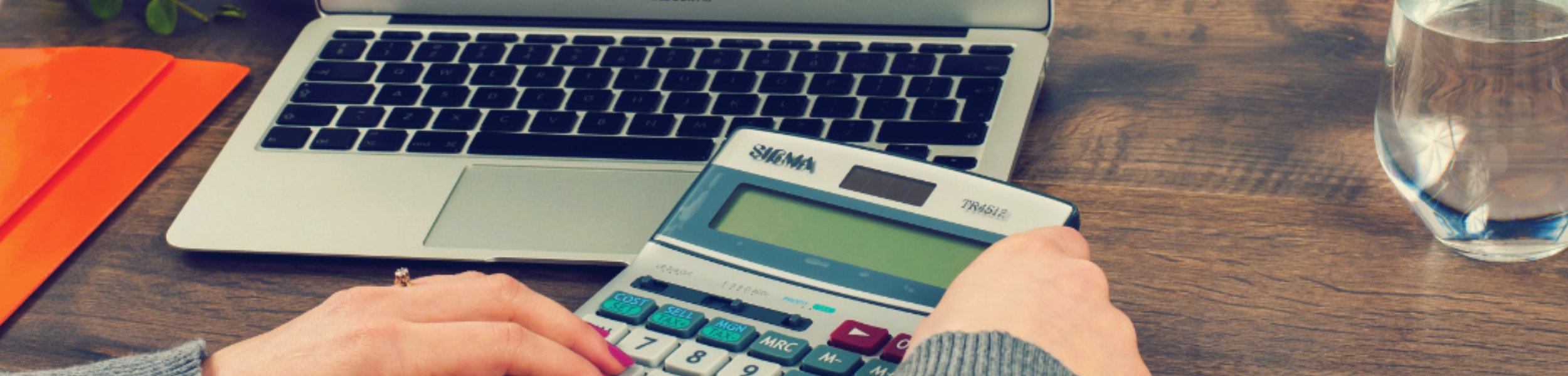 Notebook und Taschenrechner