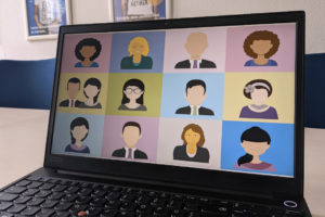 Videokonferenz auf einem Laptop