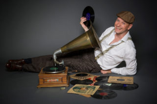 ABGESAGT – Grammophon-Lesung mit Jo van Nelsen „Kabarett(isten) im KZ“