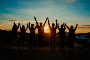 Jugendliche im Sonnenuntergang