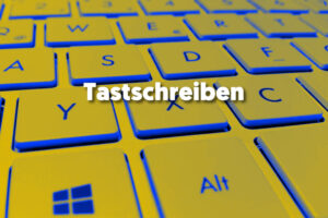 Großaufnahme einer Computer-Tastatur mit den einzelnen Buchstaben-Tasten. Das Bild ist in Orange-Blau eingefärbt. In der Mitte steht das Wort "Tastschreiben"