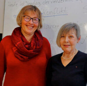 Carola Henke in rotem Pullover und Brigitte Herlemann, das sind die beiden Lehrerinnen.