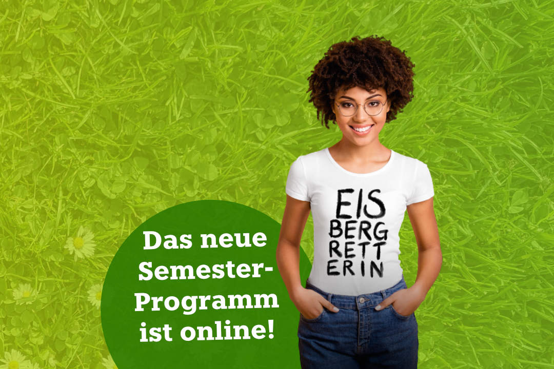 Das neue Semesterprogramm ist online! Kursleiterin mit "Eisbergretterin"-T-Shirt vor grasgrünem Hintergrund
