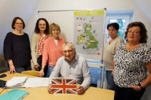 Frau Hussmann (2. von links) und ihr Englisch-Kurs im Heimathaus