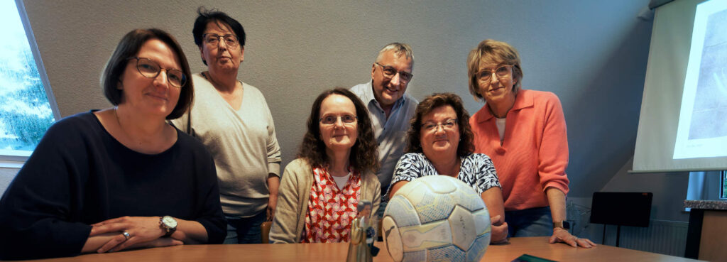 Frau Hussmann (3. von links) und ihr Englisch-Kurs im Heimathaus